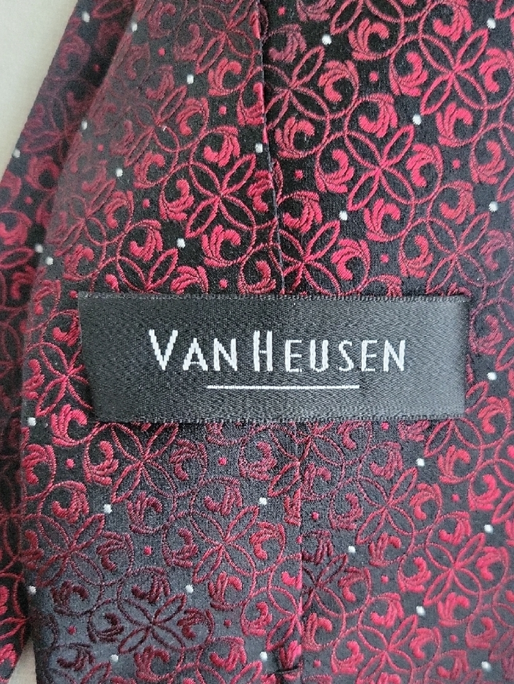 Handsome Rich Red & Black Pattern Van Heusen Tie